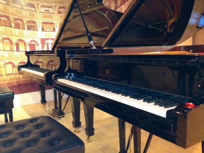 Clavier et courbe du meuble d’un piano à queue noir